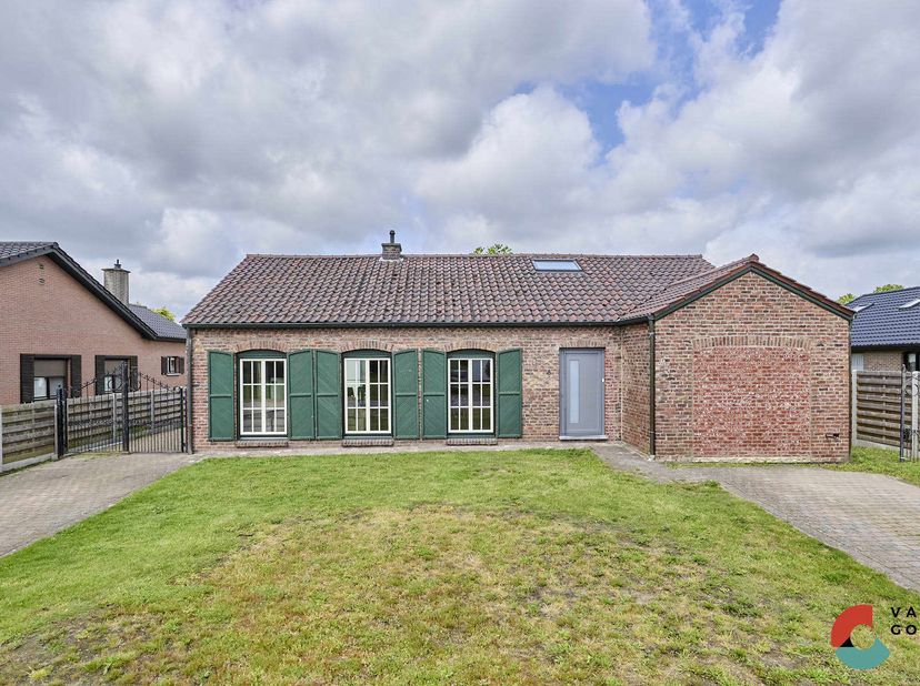Deze instapklare gezinswoning is gelegen op een WEST gericht perceel van 9are met een prachtig groen uitzicht.<br />
De woning combineert ruimte, comf