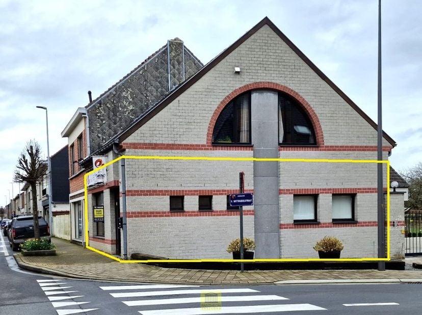 Geschikt voor starter als kantoor, nagelstudio, pedicure, (geen voeding of nachtwinkel) Gelegen op de Hoogstraat in Iddergem, biedt dit handelspand de
