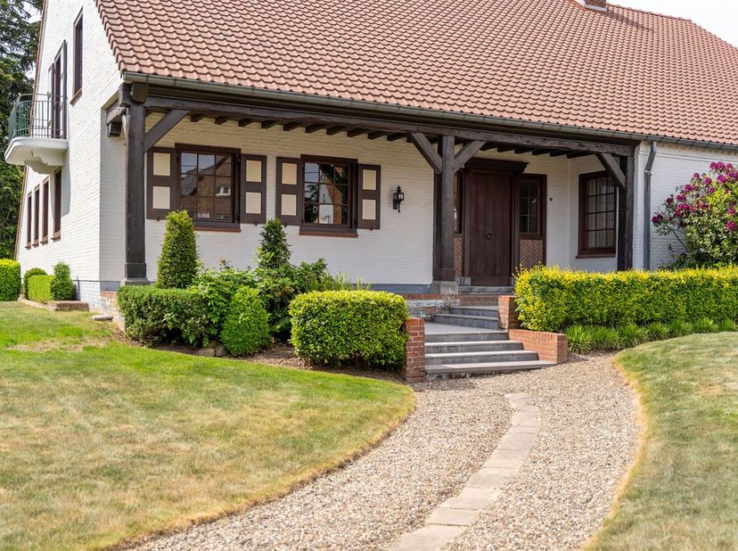 TE KOOP: Riante villa met praktijkruime te Dilsen-Stokkem!<br />
Deze veelzijdige en zeer ruime doktersvilla aan de Borreshoefstraat 7 te Dilsen-Stok