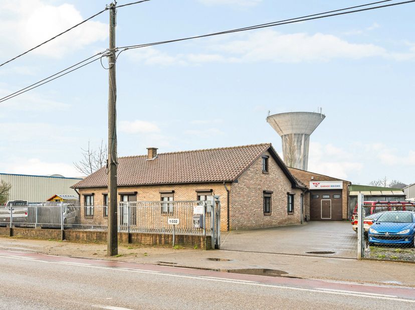 Le long de Kiezel Kleine Brogel à Peer se trouve cette propriété commerciale exceptionnellement polyvalente où vivre et entreprendre se rejoignent par