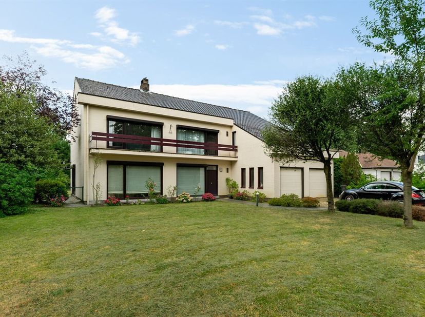 Gezinswoning met 6 slaapkamers, dubbele garage en westgerichte tuin<br />
Deze gezinswoning met 6 slaapkamers is gelegen in een aangename omgeving en