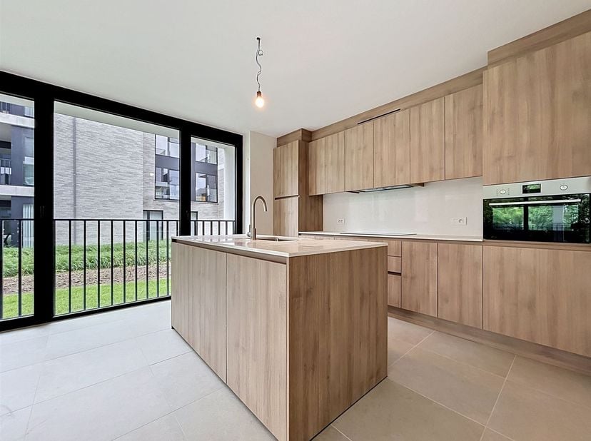 Nieuwbouwappartement met twee slaapkamers in residentie Kasteelvijver te Langemark.<br />
Dit appartement bevindt zich op het gelijkvloers en beschikt