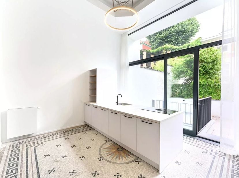 Pand voorgesteld door Carla Rodriguez: 0494 07 97 54 / carla.rodriguez@victoire.be<br />
Victoire Junot biedt dit prachtige duplex op de begane grond