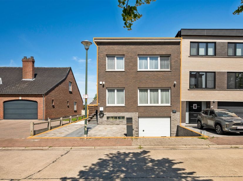 Deze ruime en instapklare gezinswoning werd grondig gerenoveerd in 2011 en combineert comfort, ruimte en energiezuinig wonen. Met een bewoonbare opper