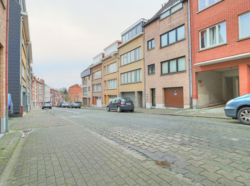Lichte 71m&amp;sup2; flat bestaande uit :&amp;nbsp;<br />
&amp;nbsp;- 1 Woonkamer 25,5m<br />
&amp;nbsp;- 1 Keuken 7m &amp;sup2;<br />
&amp;nbsp;- 2 slaapkamers (13,5 + 8,5m&amp;