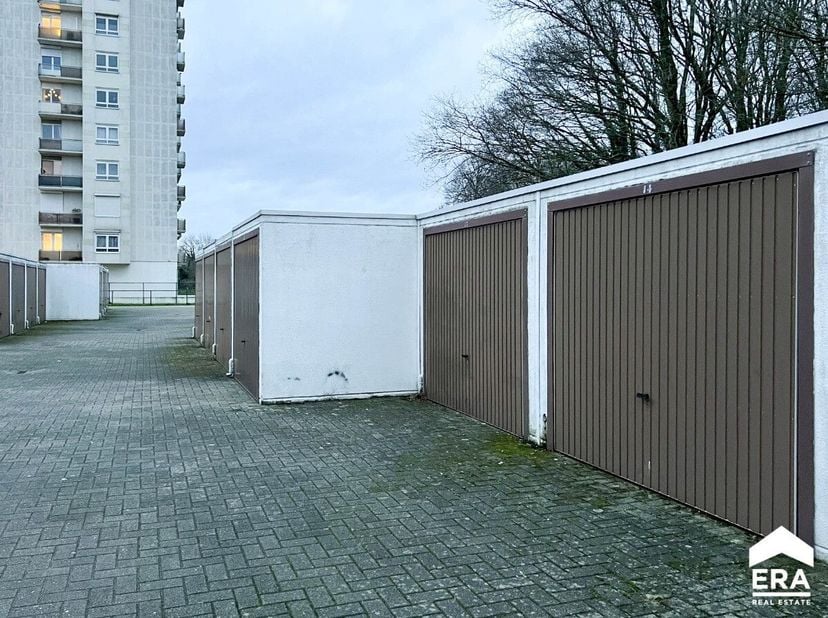Deze set van 5 garageboxen aan de Zonneweeldelaan biedt een uitstekende investeringsmogelijkheid in een strategische locatie vlakbij het wooncomplex '