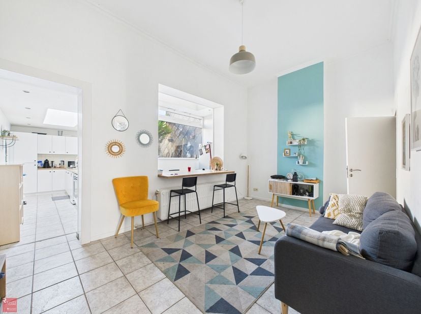 Stadscentrum: GEDEELDE WONING! Gelegen in een prachtig huis. Elke slaapkamer is voorzien van een bed, matras, nachtkastje, kledingkast, bureau, planke