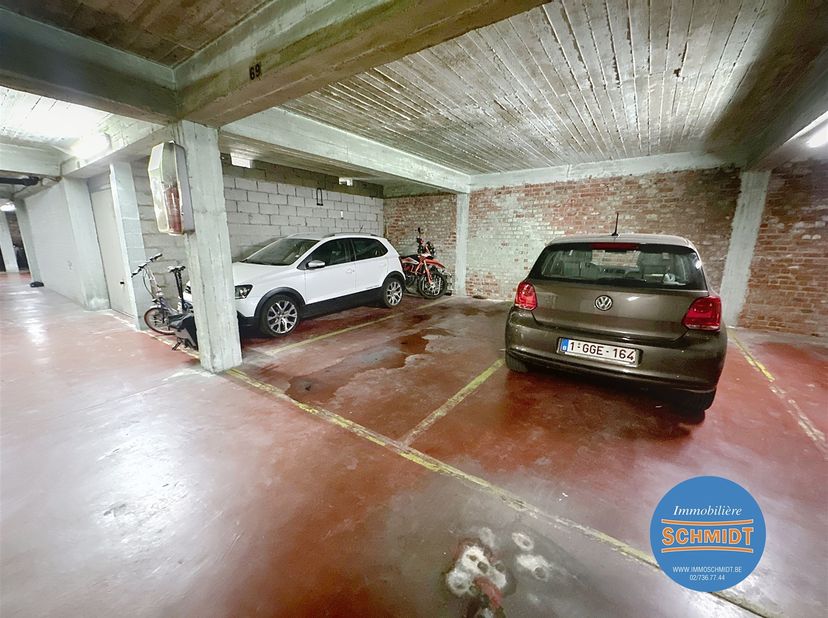 IMMOSCHMIDT (Réf.29137 ) - AUDERGHEM (Val duchesse/Souverain) - LIBRE IMMÉDIATEMENT : Grand emplacement de parking intérieur dans le sous-sol d'un imm