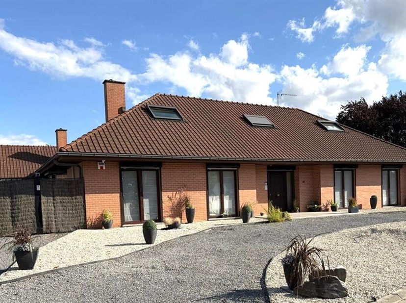 Nichée sur un terrain de 1.438 m², cette propriété entièrement repensée en 2022 développe près de 260 m² habitables et offre un équilibre rare entre v