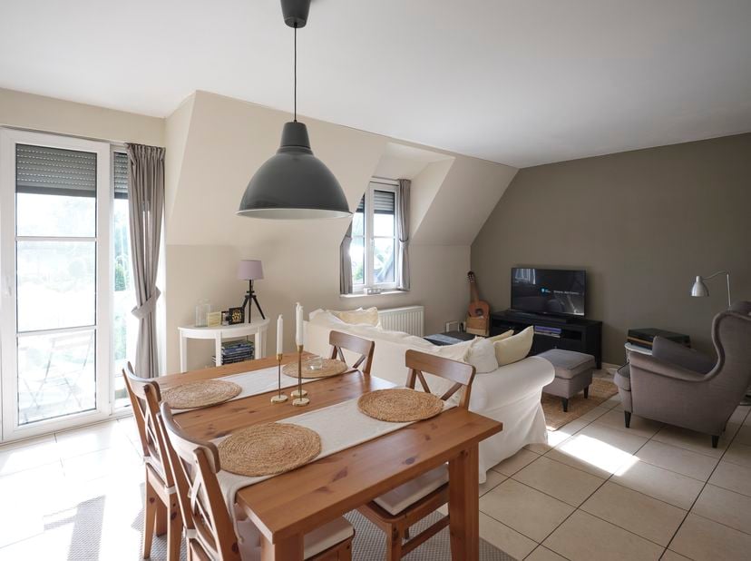 Prachtig en zonnig appartement in de kleinschalige residentie Romana, met lift en mogelijkheid van huren garage (+€80/maand). Ingang met sas en toilet