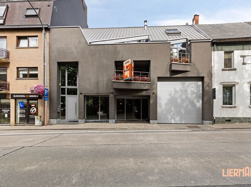 In het hart van Herzele ontdek je deze unieke eigendom dat wonen en werken naadloos combineert. Een veelzijdig pand met een instapklare kantoor- of ha