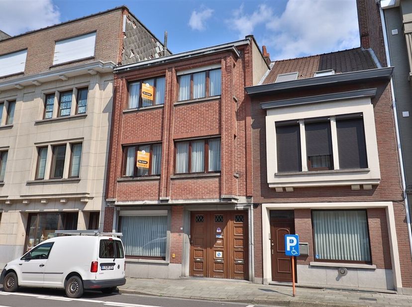 Bent u op zoek naar een instapklare woning met extra opslag- of werkruimte? Dan is deze volledig gerenoveerde woning met een ruime loods van ca. 100 m