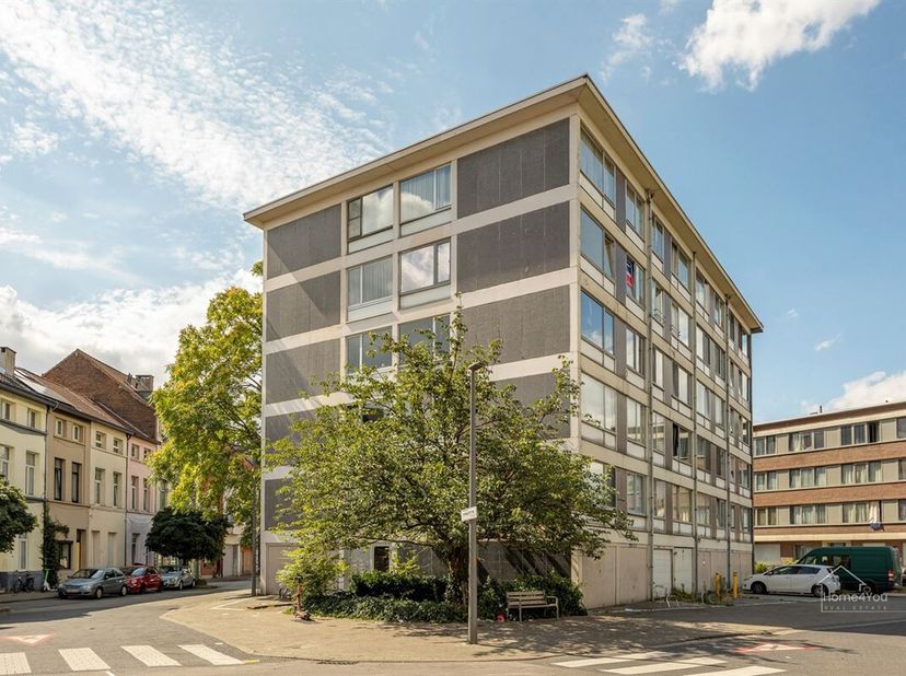 Lichtrijk hoekappartement met 3 slaapkamers en terras in Borgerhout!<br />
Centraal gelegen met tal van winkels, gezellige horecazaken en een vlotte v