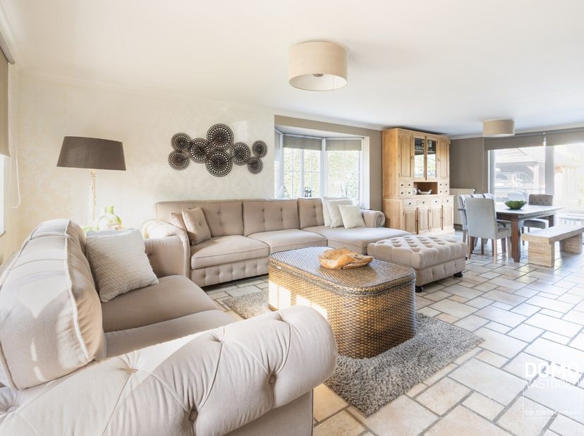 Heeft u interesse? Ontdek deze woning op onze website www.domovastgoed.be<br />
of neem contact met ons op via 011/96.49.96.<br />
Op een gunstige loc