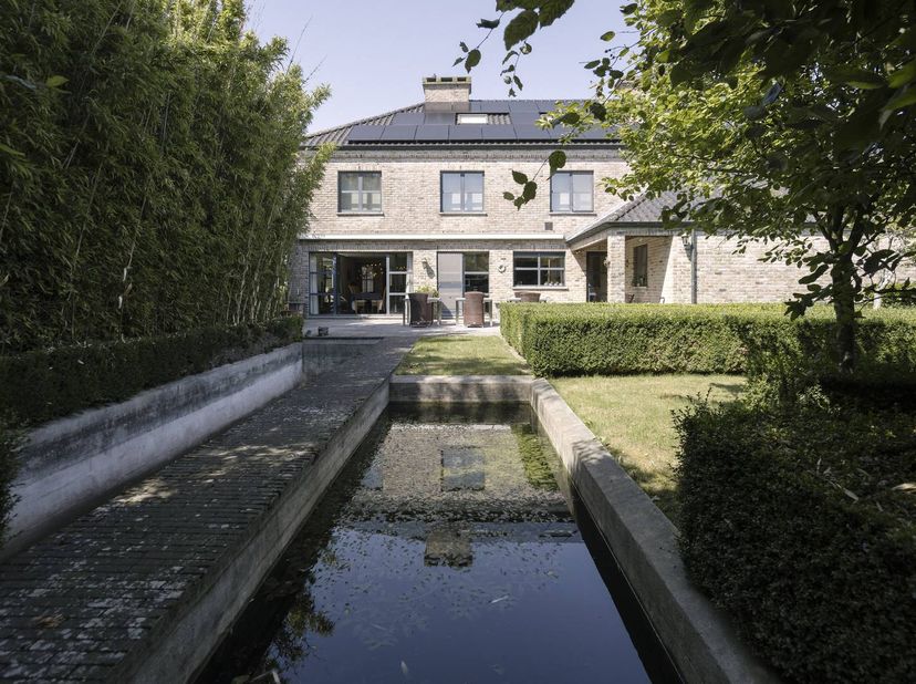 Bent u op zoek naar een eigendom waar wonen en werken perfect samengaan? Dan is deze uitzonderlijke, instapklare villa in Koolskamp precies wat u zoek