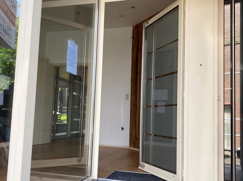Prachtig handelspand te huur, opp. 60 m² in het bruisende centrum van Hoogstraten ! <br />
Ligging: Gunstig gelegen handelspand in het centrum van Hoo