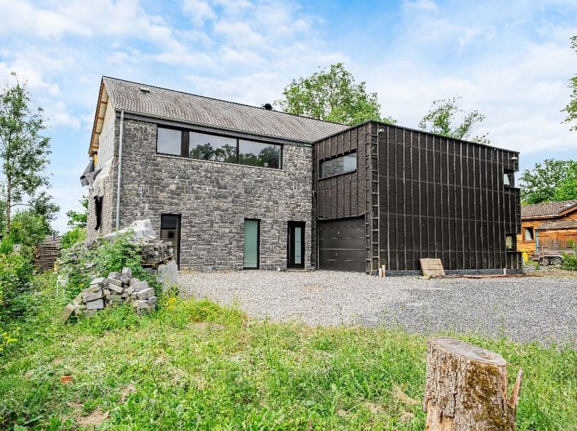 ERA B-LUX stelt u met plezier deze prachtige natuurstenen woning voor, gelegen in Hogne, deelgemeente van Somme-Leuze.Deze woning, gebouwd in 2020, bi