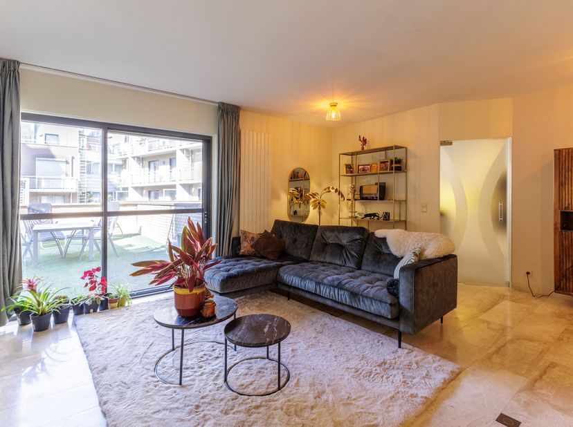 Dit instapklaar appartement is gelegen op de eerste verdieping &amp;amp; is te bereiken via trap of lift (gaat tot in de kelder). Het gebouw ligt in de ge