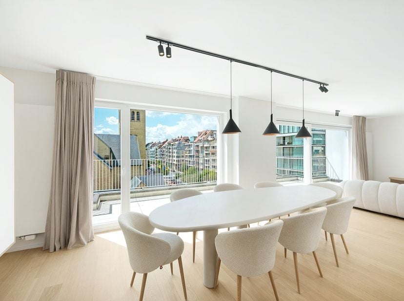 Instapklare, lichtrijke penthouse met 10m gevelbreedte nabij Dumortierlaan. Deze volledig gerenoveerde penthouse is ideaal gelegen op wandelafstand va