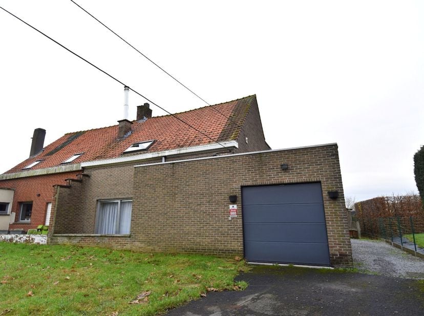 Deze te renoveren woning is gelegen aan de rustige, landelijke rand van Gullegem en vormt een ideale opportuniteit voor wie op zoek is naar een woning