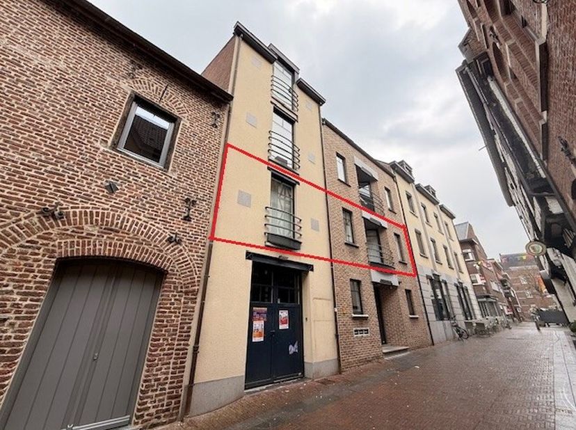 Dit verzorgd appartement is gelegen aan de Halstraat 1 bus 1 in Maaseik en bevindt zich in een gebouw met lift, wat zorgt voor extra comfort en toegan