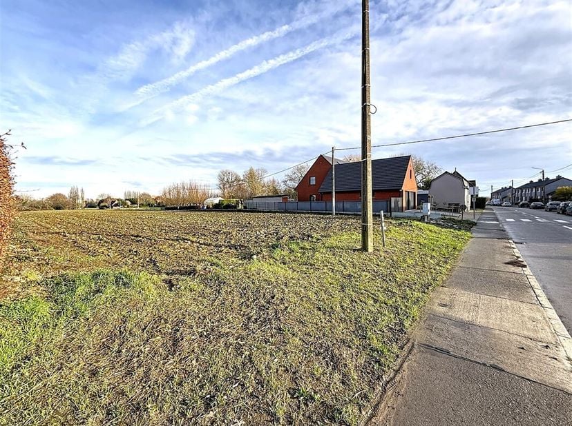 Situé rue de la Couronne à Evregnies, dans un secteur résidentiel particulièrement prisé, ce terrain à bâtir viabilisé offre un cadre de vie recherché