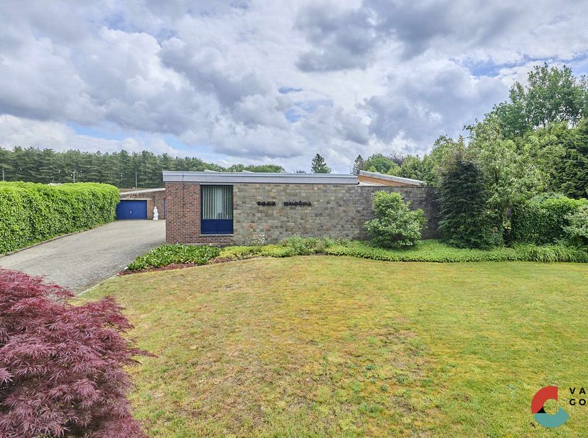 Zeer goed onderhouden gezinswoning op perceel van ruim 1300m², 3 slaapkamers en EPC: B<br />
De woning is als volgt Ingedeeld:<br />
GELIJKVLOERS:<br