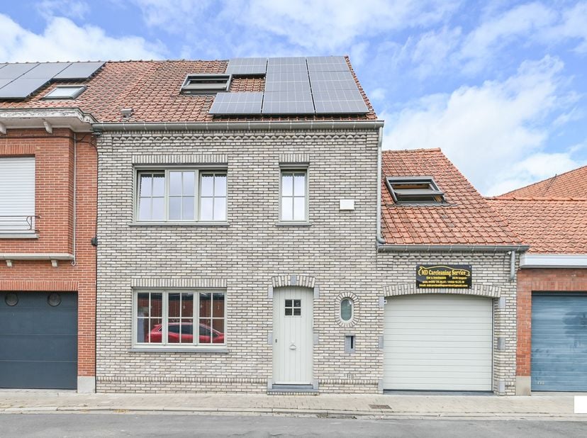 Ontdek deze instapklare, energiezuinige woning genietende van een bewoonbare oppervlakte van maar liefst 202 m² (volgens EPC-attest) gelegen te Izegem