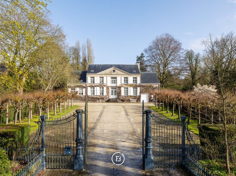 De vermelde prijs betreft een overdracht van aandelen en vertegenwoordigt 100% van de aandelen. Elk ander voorstel zal worden overwogen.<br />
Dit pre