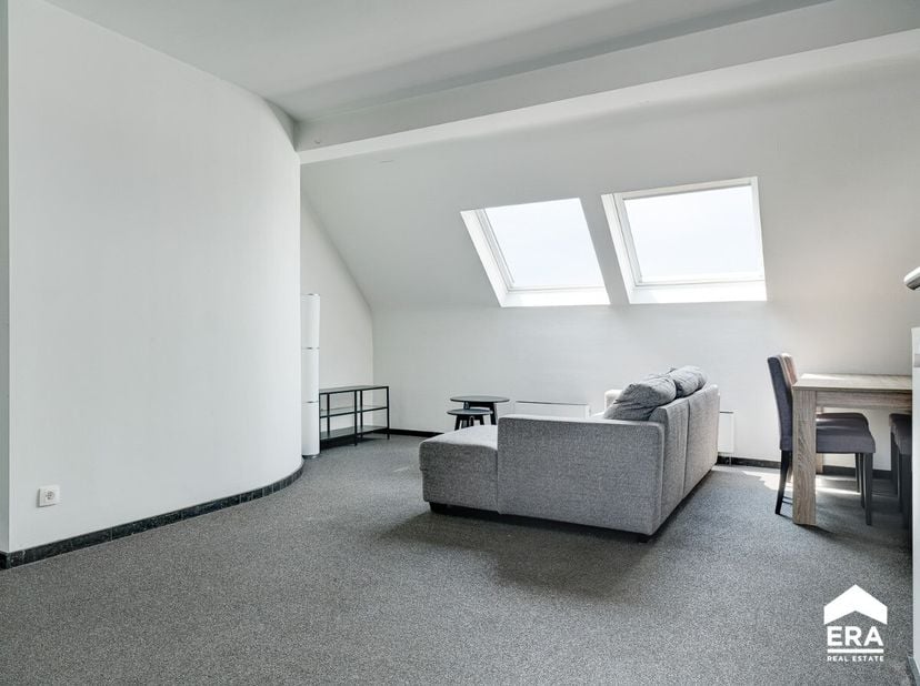 Verzorgd dakappartement met 2 slaapkamers in centrum van Herk-de-Stad. Voor meer informatie ga naar: https://www.era.be/nl/te-huur/herk-de-stad/appart