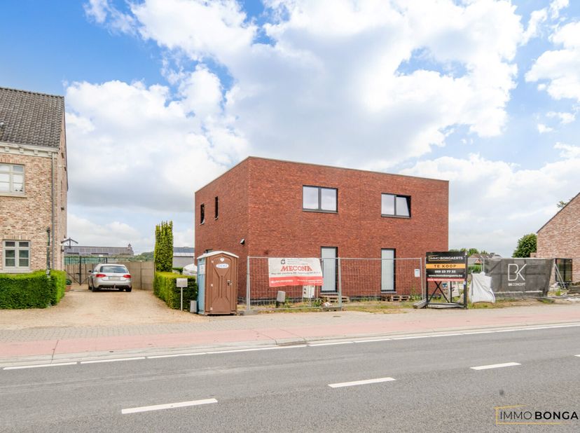 Deze volledig afgewerkte woning combineert hedendaags comfort met energiezuinig wonen. Er is een mogelijkheid tot aankoop aan 6% btw in plaats van 21%