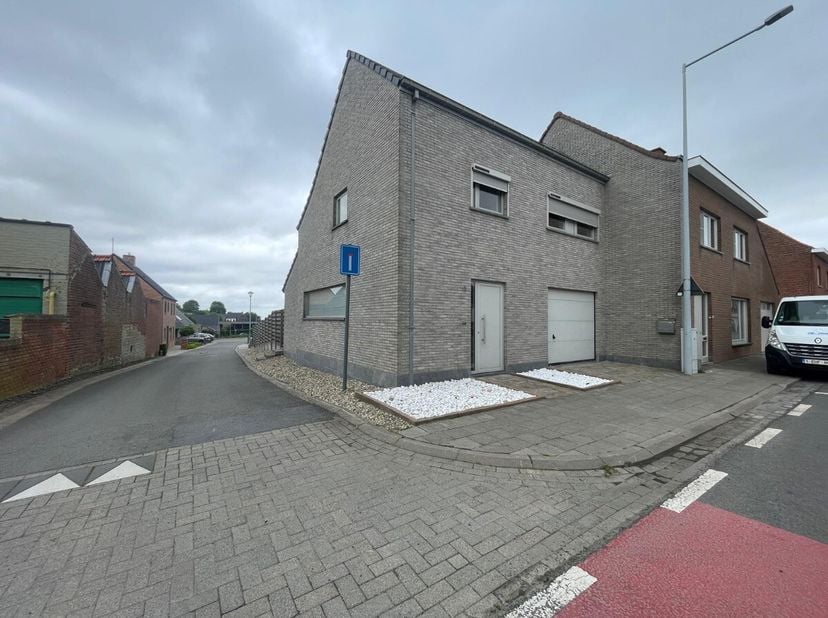 Recent halfopen woning met 3 slpk + garageIndeling Gelijkvloers: inkomhal, wc met lavabo, living met open keuken, ruime garage, wasplaats, berging 1st