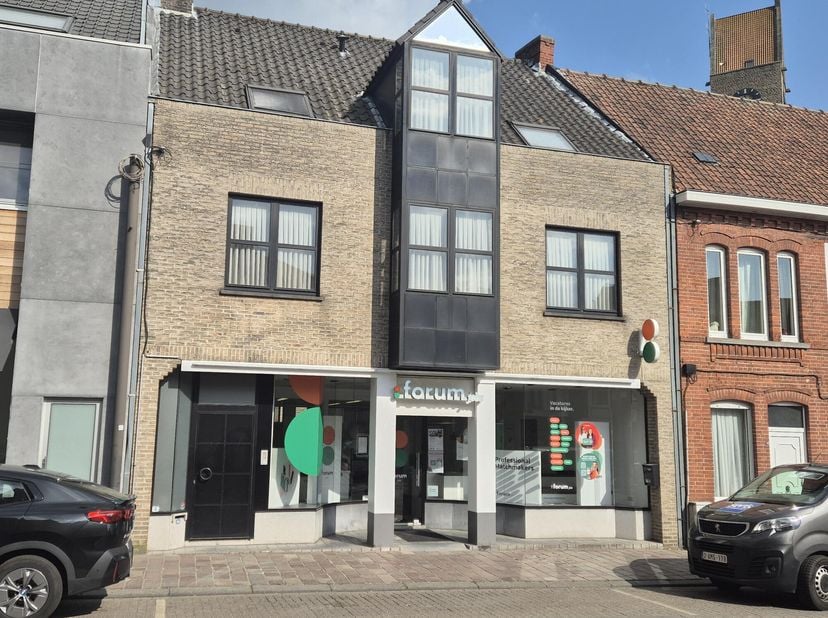 1100 âÂ Zeer goed gelegen handelsgelijkvloers of kantoorruimte - met veel zichtbaarheid bij het binnenrijden van de Kortrijkstraat - gelegen in de win