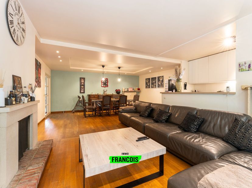 Bezoek dit prachtige drieslaapkamerappartement in Waregem dat het beste van twee werelden biedt: een rustige, groene omgeving met alle stedelijke voor