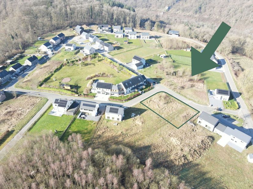 À découvrir sur les hauteur d’Anseremme, dans un quartier résidentiel et libre de constructeur ce magnifique terrain à bâtir de 7 ares 72 centiares, e