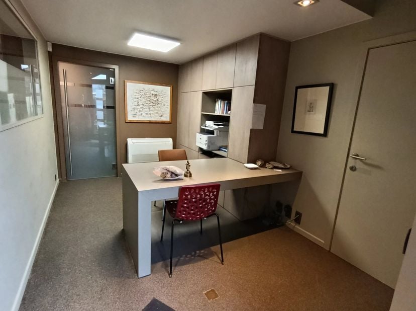 Instapklare praktijk- of kantoorruimte met parking te huur  Kapelstraat 52A, Pellenberg<br />
Deze kantoorruimte is uiterst functioneel ingedeeld en b