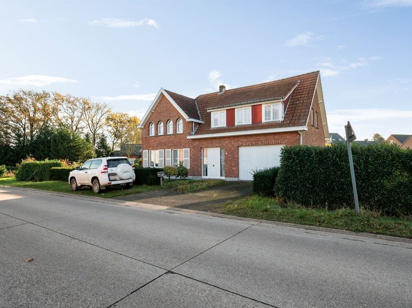 Zeer ruime, te renoveren woning met ca 2.165 m² grond en een bijgebouw van  ca 8.10 m x 11.80m. De woning situeert zich op fietsafstand van het centru