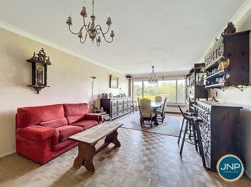 JNP Immobilier presenteert u met veel plezier dit prachtige appartement in een groene omgeving, vlakbij alle voorzieningen: openbaar vervoer, scholen,