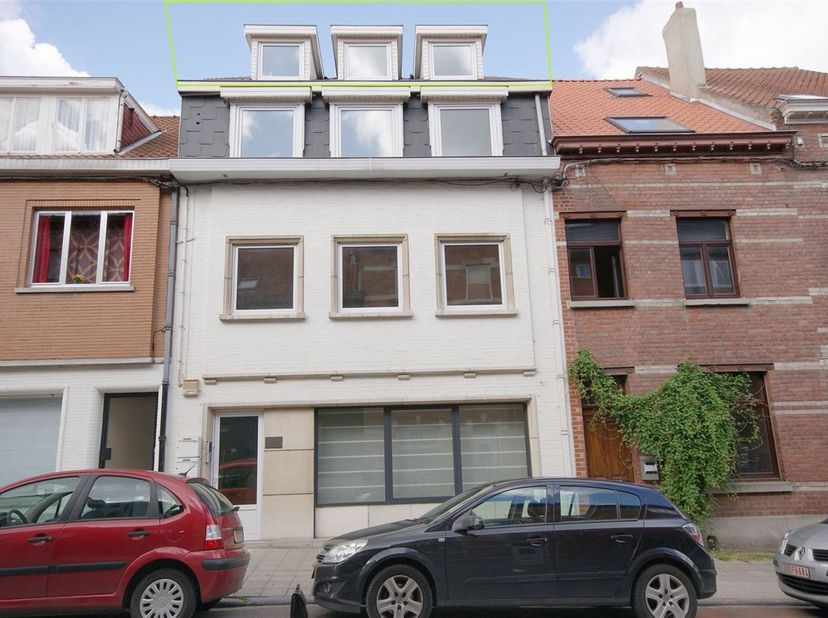 Studio très lumineux dans le centre de Tervuren. <br />
<br />
Comprenant salon (42m²) avec cuisine ouverte (plaque, frigo). Salle de bains avec dou