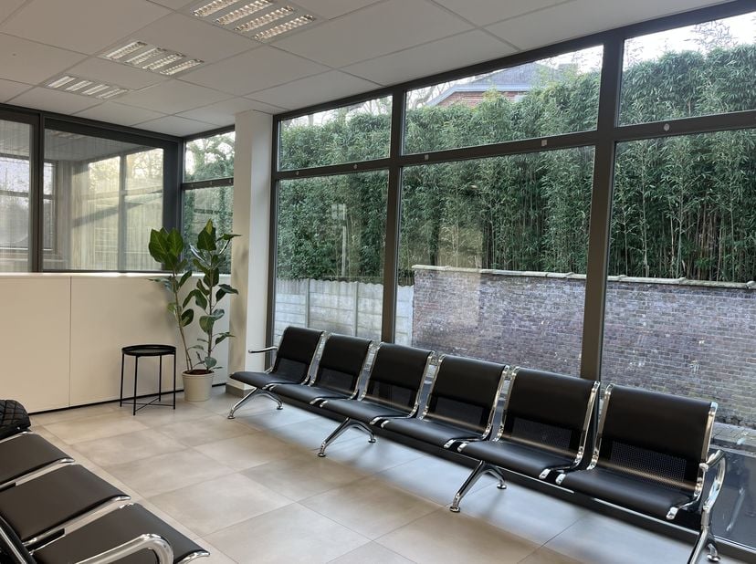 Ces espaces de pratique rénovés à louer sont situés dans un centre médical d'Audenarde, près de la N60.<br />
Les salles de pratique sont adaptées à l