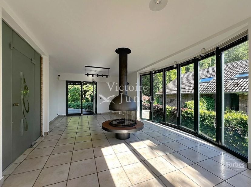 Door Yanis Morsa gepresenteerd: 0487 71 46 10 / yanis.morsa@victoire.be<br />
Victoire Junot biedt u deze prachtige villa met 4 gevels aan, ideaal gel