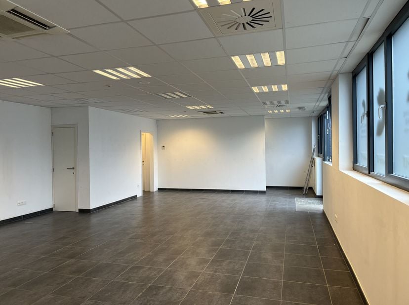 Bureau moderne et récent (175m²) à louer situé dans le centre d'affaires de l'ancien site Philips à Bruges. <br />
Finition parfaite et prêt à emménag