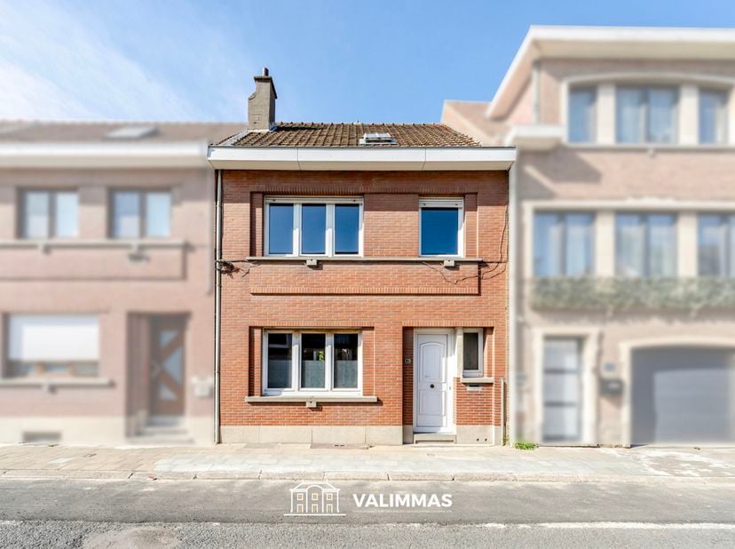 VALIMMAS verkoopt te Asse deze ruime en solide, maar nog op te knappen rijwoning met grote en ideaal georiënteerde tuin....    <br />
<br />
Het gelij