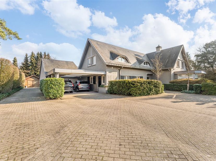 * En option * Belle villa à vendre sur un terrain magnifiquement paysagé<br />
Villa située au calme, entourée d'un magnifique jardin paysager. Cette