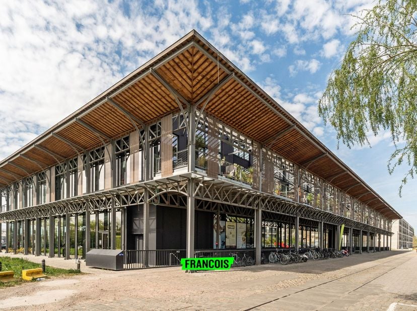 Ce magnifique loft se trouve dans le Loods 23, un projet contemporain datant de 2017 situé dans la Dublinstraat à Gand. Son emplacement central permet