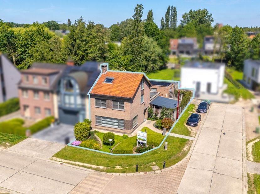 In een rustige en kindvriendelijke wijk van Lint bevindt zich deze halfopen bebouwing met een uitstekende ligging. De woning geniet van een open indel
