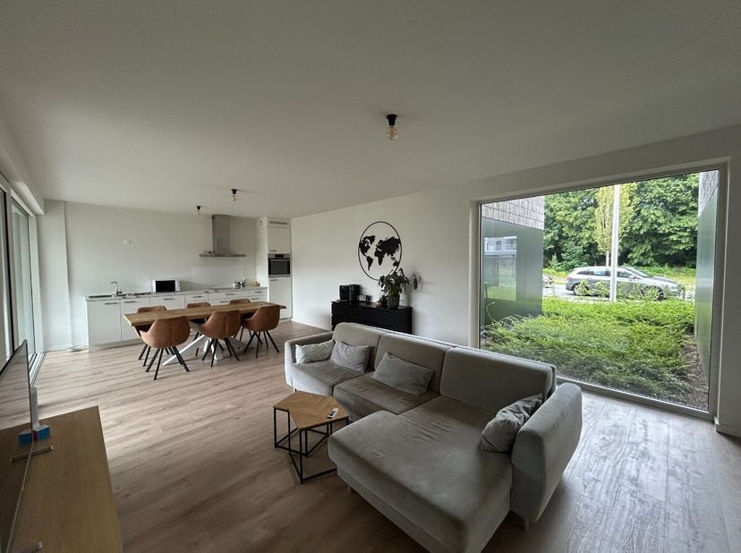 Modern gelijkvloers appartement te huur in Lommel.Indeling: inkomhal, toilet, woonkamer met open keuken, nachthal, berging/wasruimte, 2 slaapkamers, b