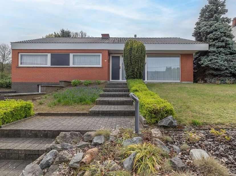 Deze woning bevindt zich in een rustige, landelijke omgeving die sterk geapprecieerd wordt door wie graag groen en bereikbaarheid combineert. De direc