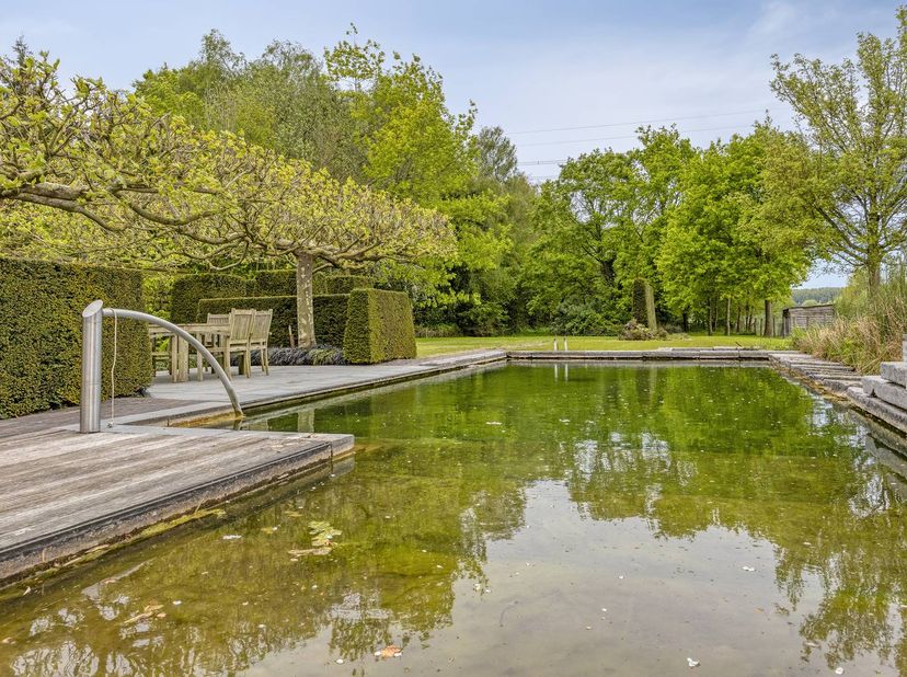 Op een uitzonderlijk perceel van 4012m² te midden het landschappelijk waardevol agrarisch gebied in Moerkerke (Damme) situeert zich deze villa met bij