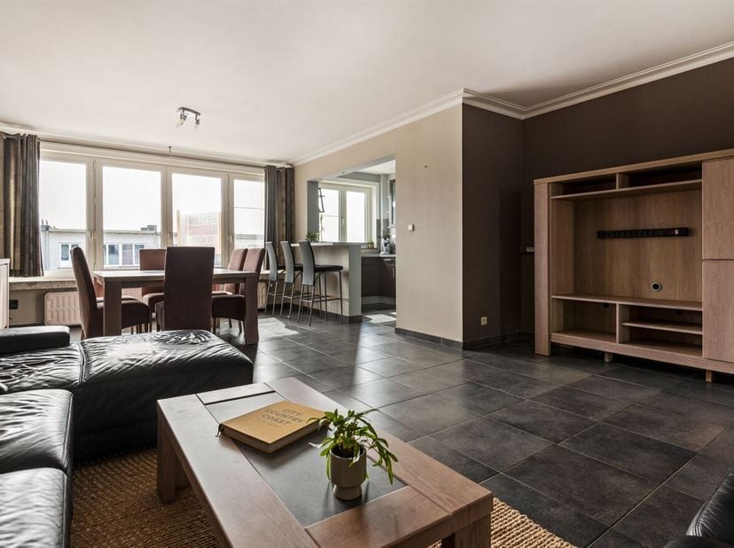 Instapklaar appartement met  2 slpks, terras en garagebox <br />
Dit appartement is gelegen aan de Oude-Bosuilbaan in Deurne, op de derde verdieping v